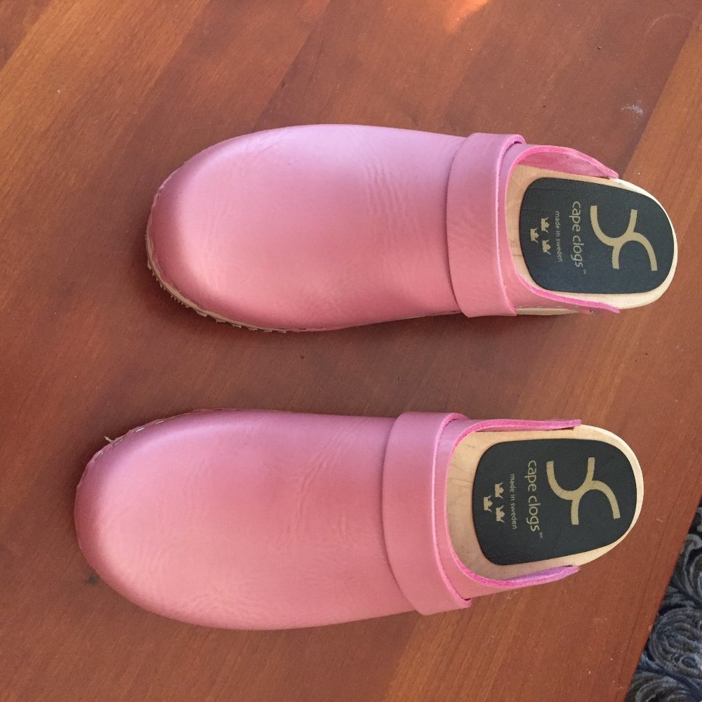 CAPE CLOGS IN PINK 39 (SIZE 8.5)